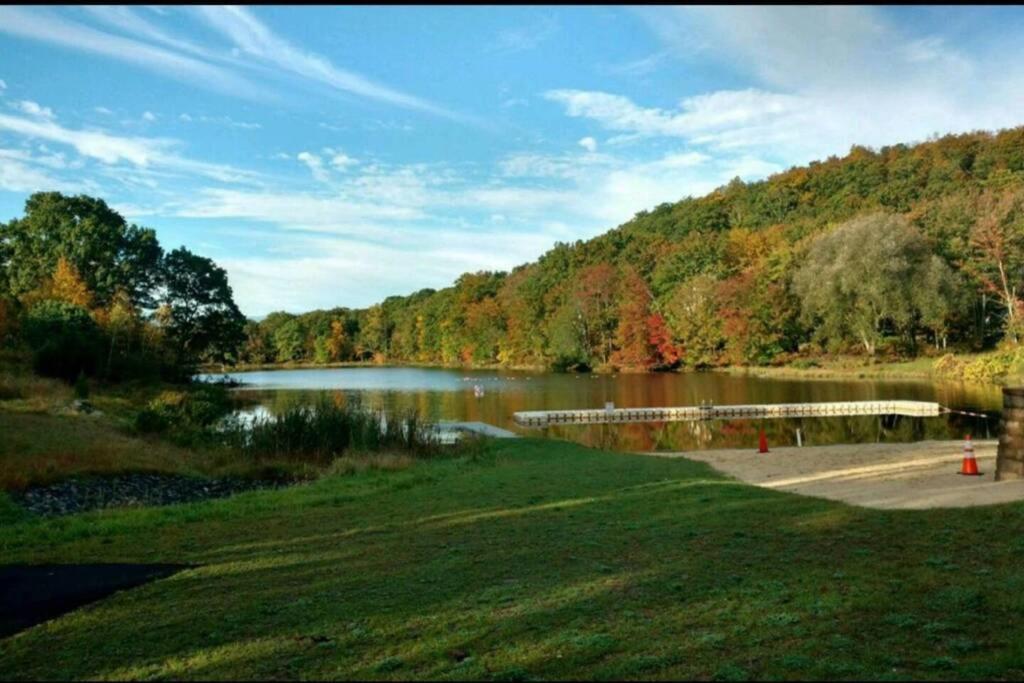 *Amenity-Filled Waterfront Oasis @Saw Creek Estates Near Waterfalls And Hiking* อีสต์สเตราด์สเบิร์ก ภายนอก รูปภาพ